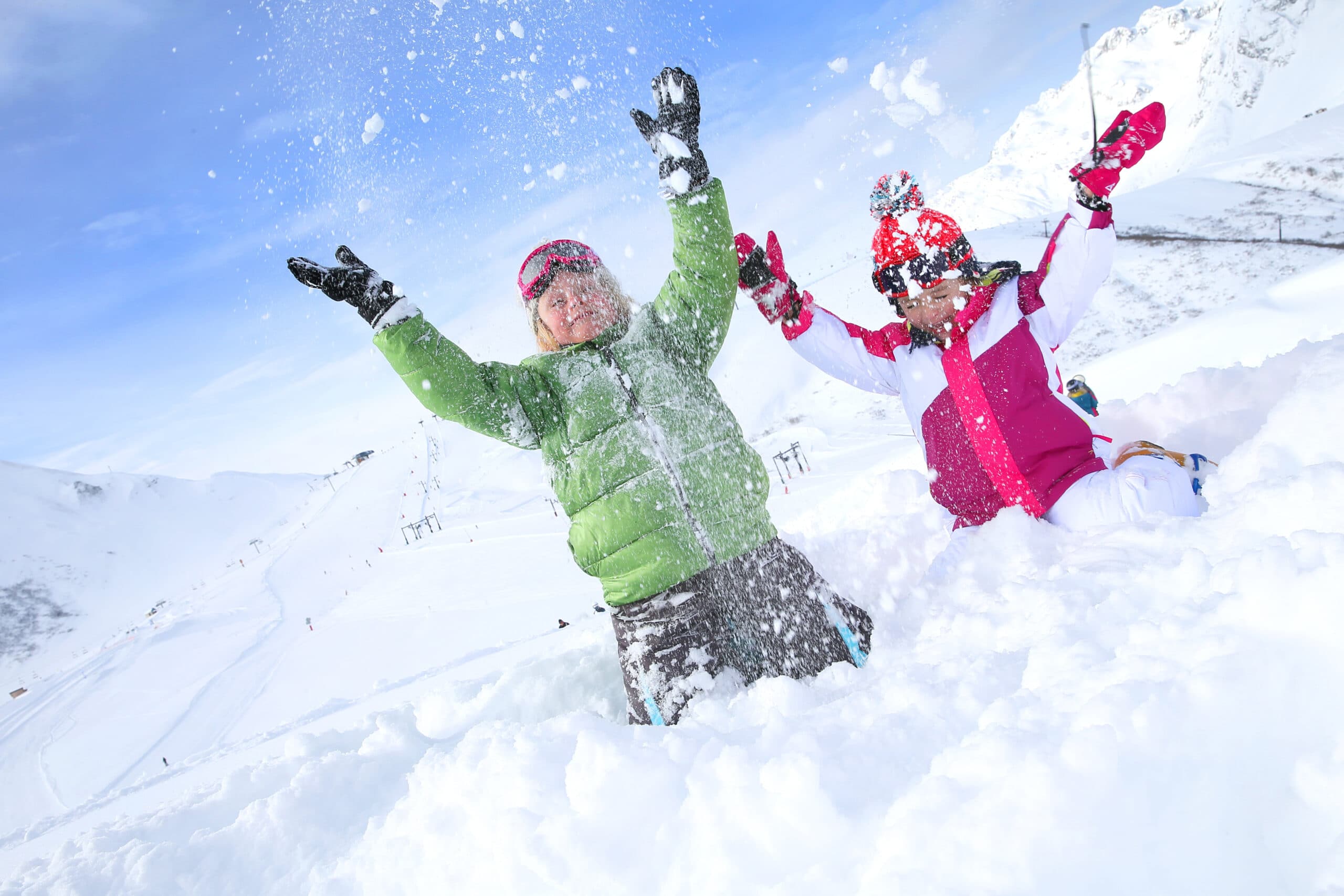 Niños disfrutando de la nieve