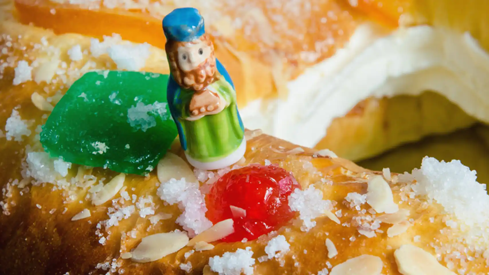 La figure du roi à l'intérieur du Roscón de Reyes (gâteau des Rois)