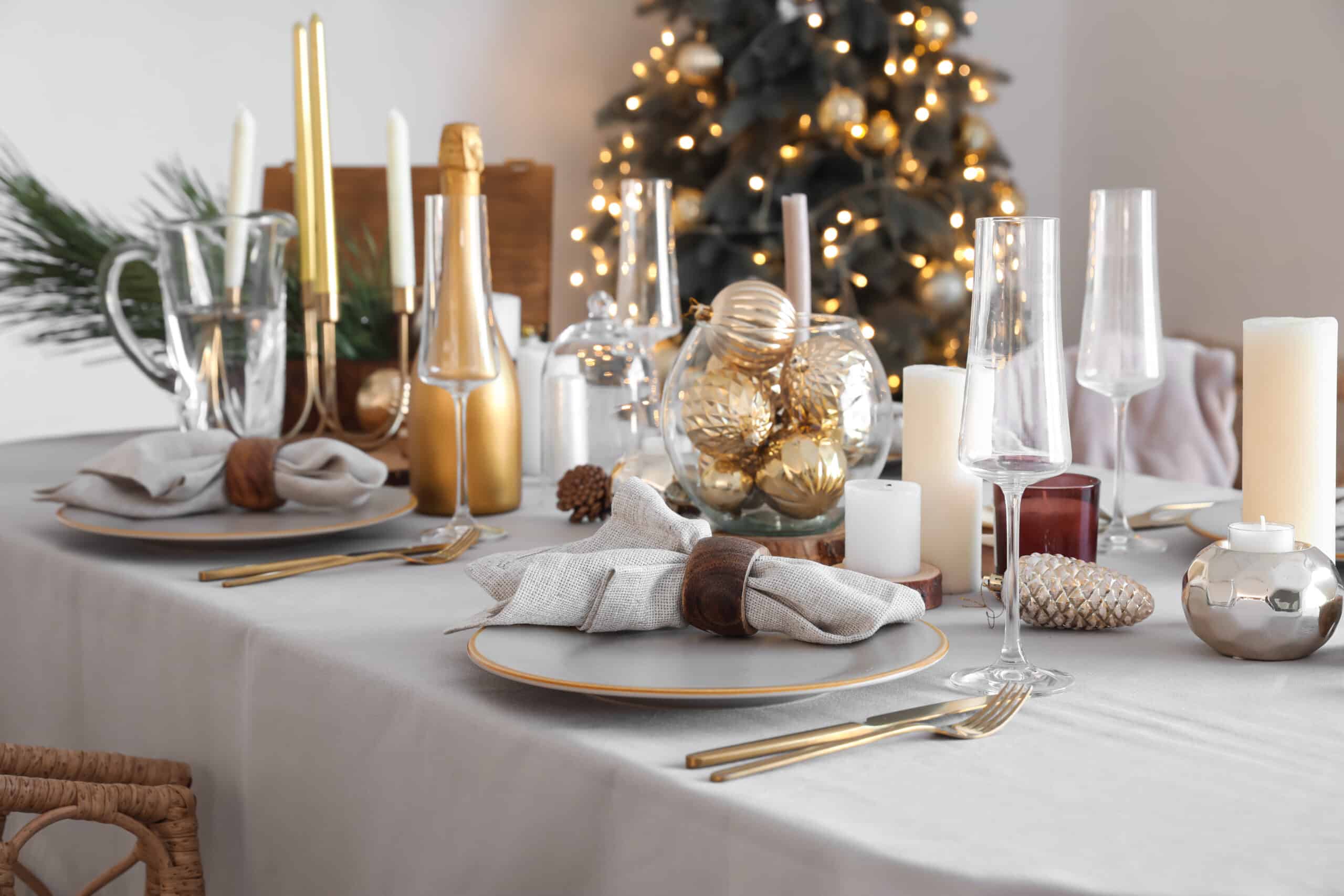 Белое и золотое украшение рождественского стола